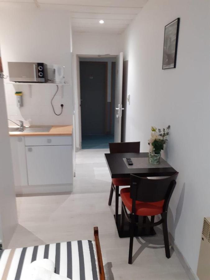 Paris Par Trains, Area, Studios Avec Salle De Bain Et Kitchenette Privees, Ou, Chambres Avec Salles Bain Et Cuisines Communes Persan Kültér fotó