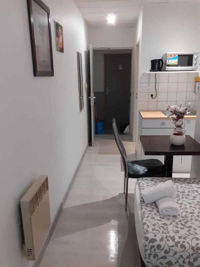 Paris Par Trains, Area, Studios Avec Salle De Bain Et Kitchenette Privees, Ou, Chambres Avec Salles Bain Et Cuisines Communes Persan Kültér fotó