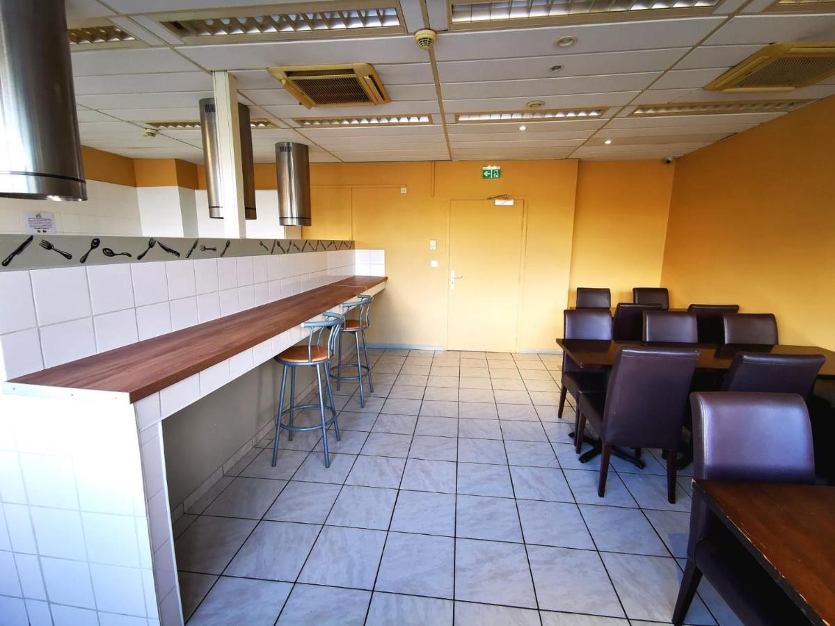 Paris Par Trains, Area, Studios Avec Salle De Bain Et Kitchenette Privees, Ou, Chambres Avec Salles Bain Et Cuisines Communes Persan Kültér fotó