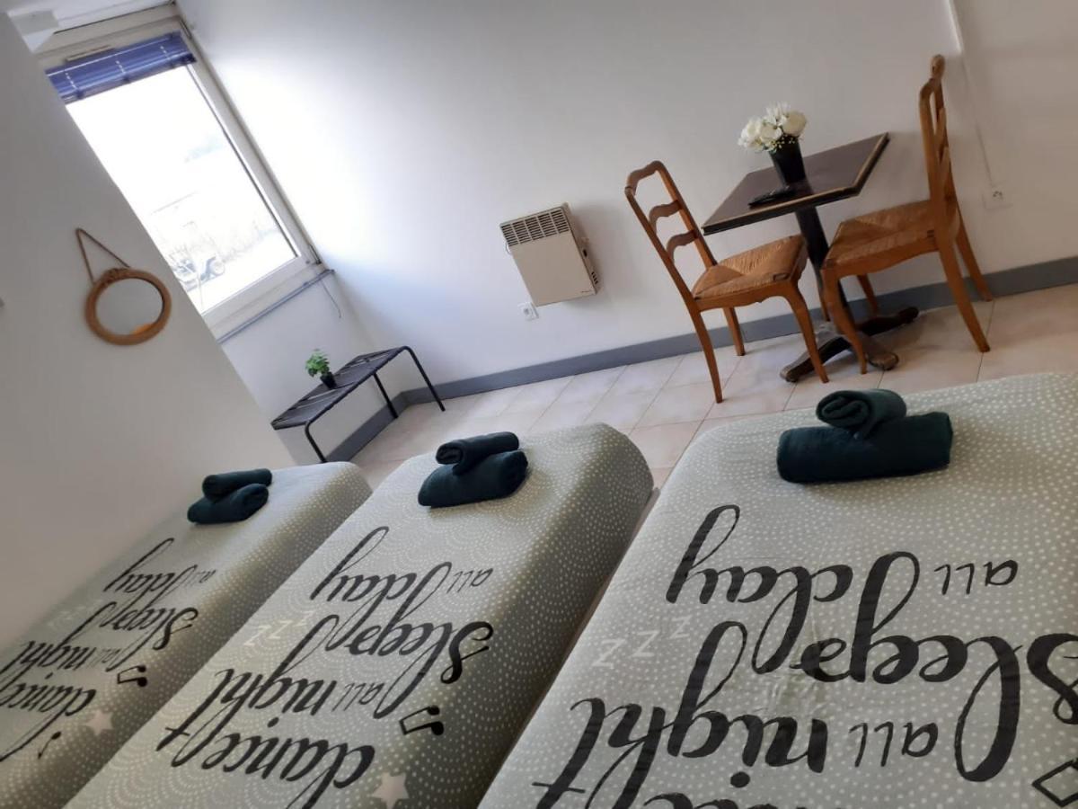 Paris Par Trains, Area, Studios Avec Salle De Bain Et Kitchenette Privees, Ou, Chambres Avec Salles Bain Et Cuisines Communes Persan Kültér fotó