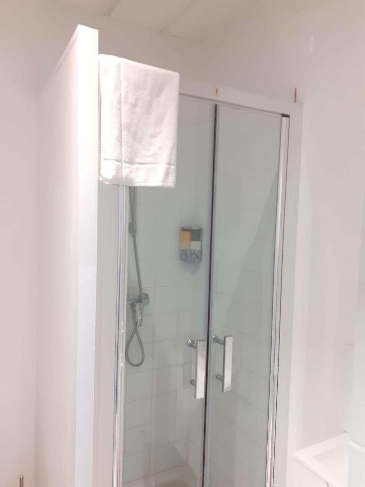 Paris Par Trains, Area, Studios Avec Salle De Bain Et Kitchenette Privees, Ou, Chambres Avec Salles Bain Et Cuisines Communes Persan Szoba fotó
