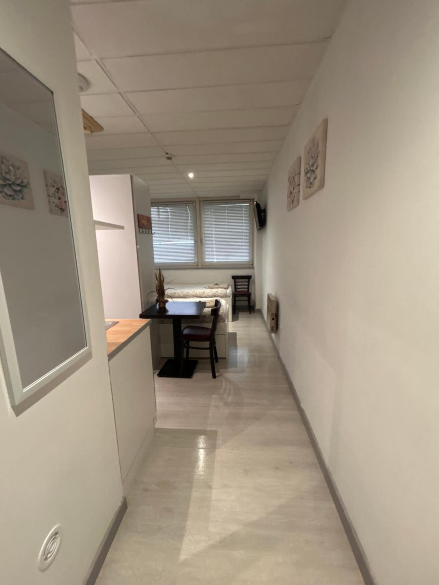 Paris Par Trains, Area, Studios Avec Salle De Bain Et Kitchenette Privees, Ou, Chambres Avec Salles Bain Et Cuisines Communes Persan Kültér fotó