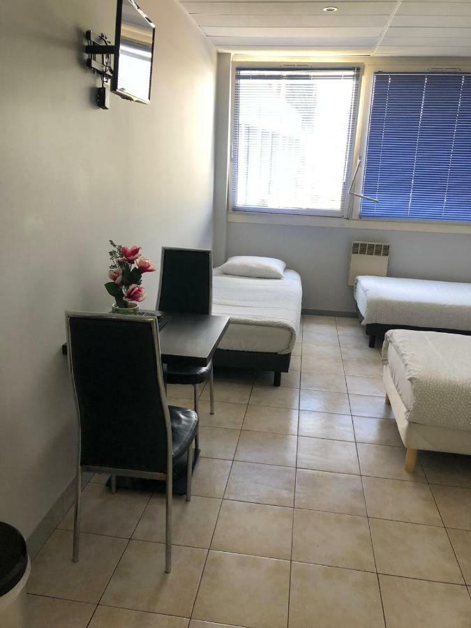 Paris Par Trains, Area, Studios Avec Salle De Bain Et Kitchenette Privees, Ou, Chambres Avec Salles Bain Et Cuisines Communes Persan Kültér fotó